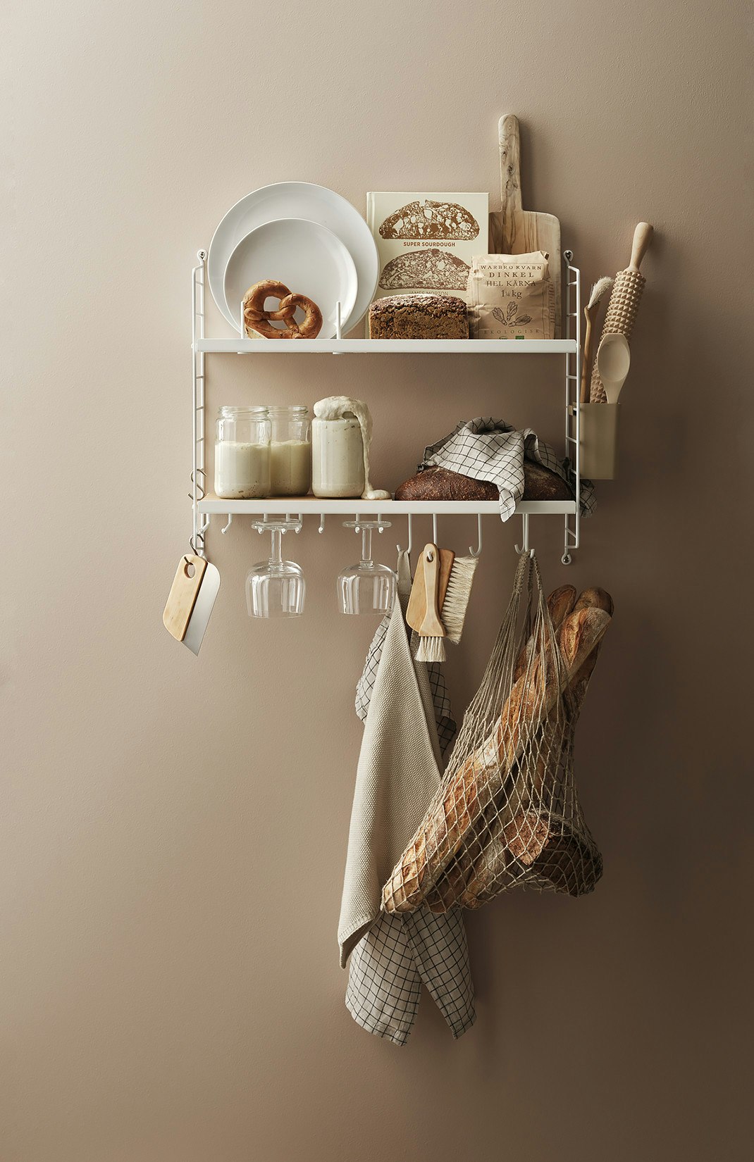 https://royaldesign.com/image/2/string-string-shelf-kitchen-complete-white-2?w=800&quality=80