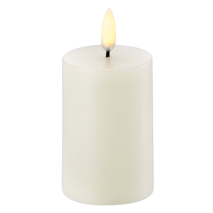 https://royaldesign.com/image/2/uyuni-pillar-candle-led-17?w=800&quality=80