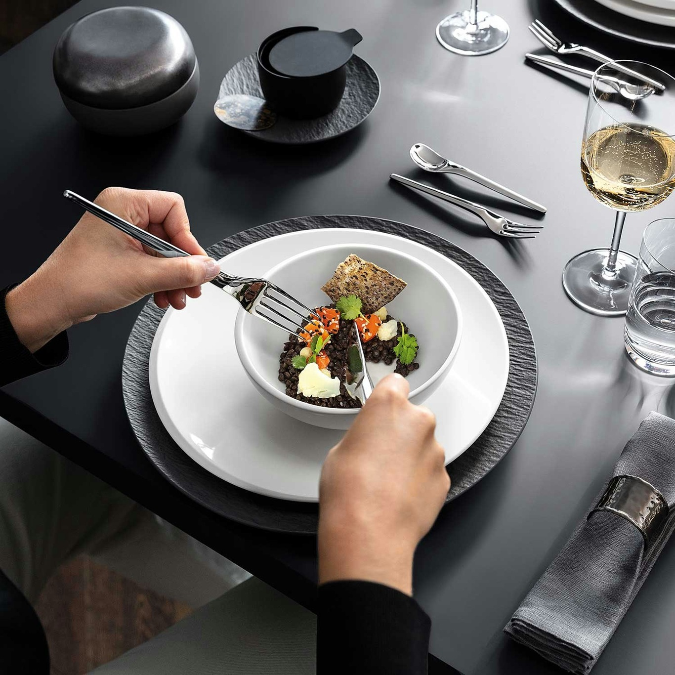 https://royaldesign.com/image/2/villeroy-boch-newmoon-cutlery-set-30-pieces-5?w=800&quality=80