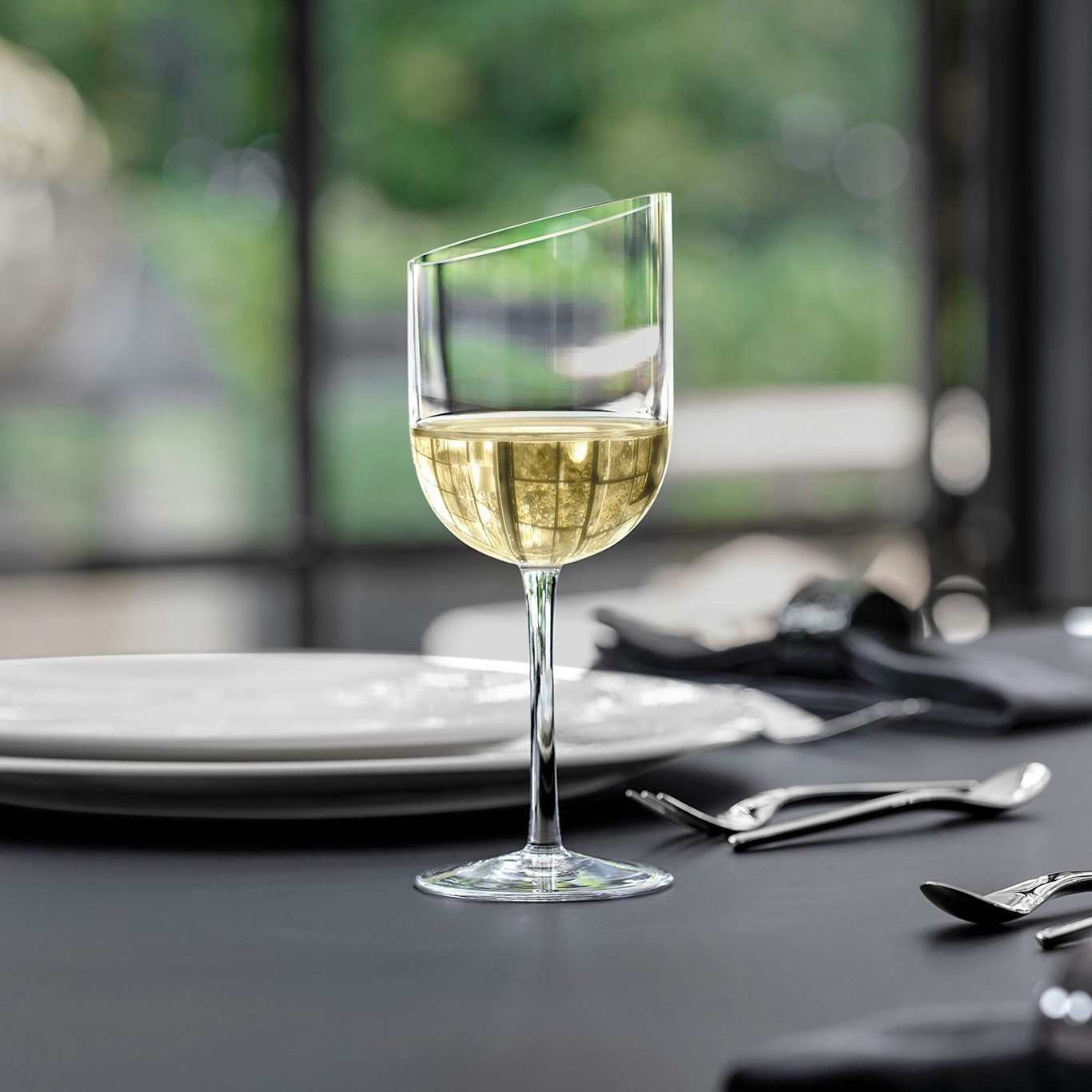 https://royaldesign.com/image/2/villeroy-boch-newmoon-white-wine-glass-30-cl-4-pcs-1?w=800&quality=80