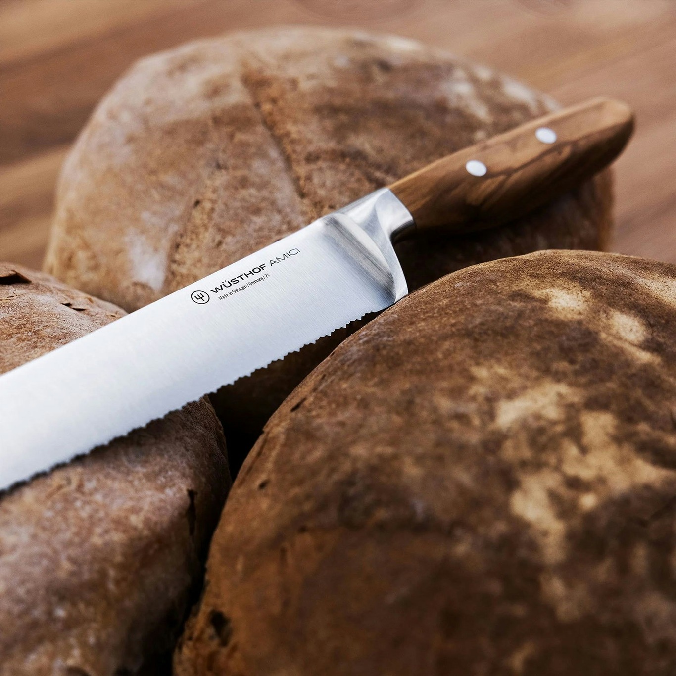 https://royaldesign.com/image/2/wusthof-amici-bread-knife-double-toothed-23-cm-olive-wood-1?w=800&quality=80