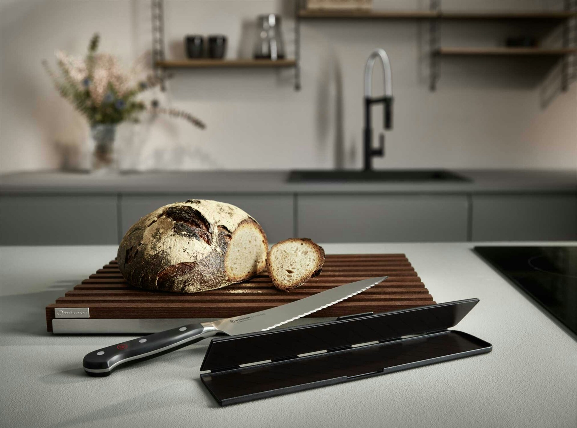 https://royaldesign.com/image/2/wusthof-cutting-board-for-bread-0