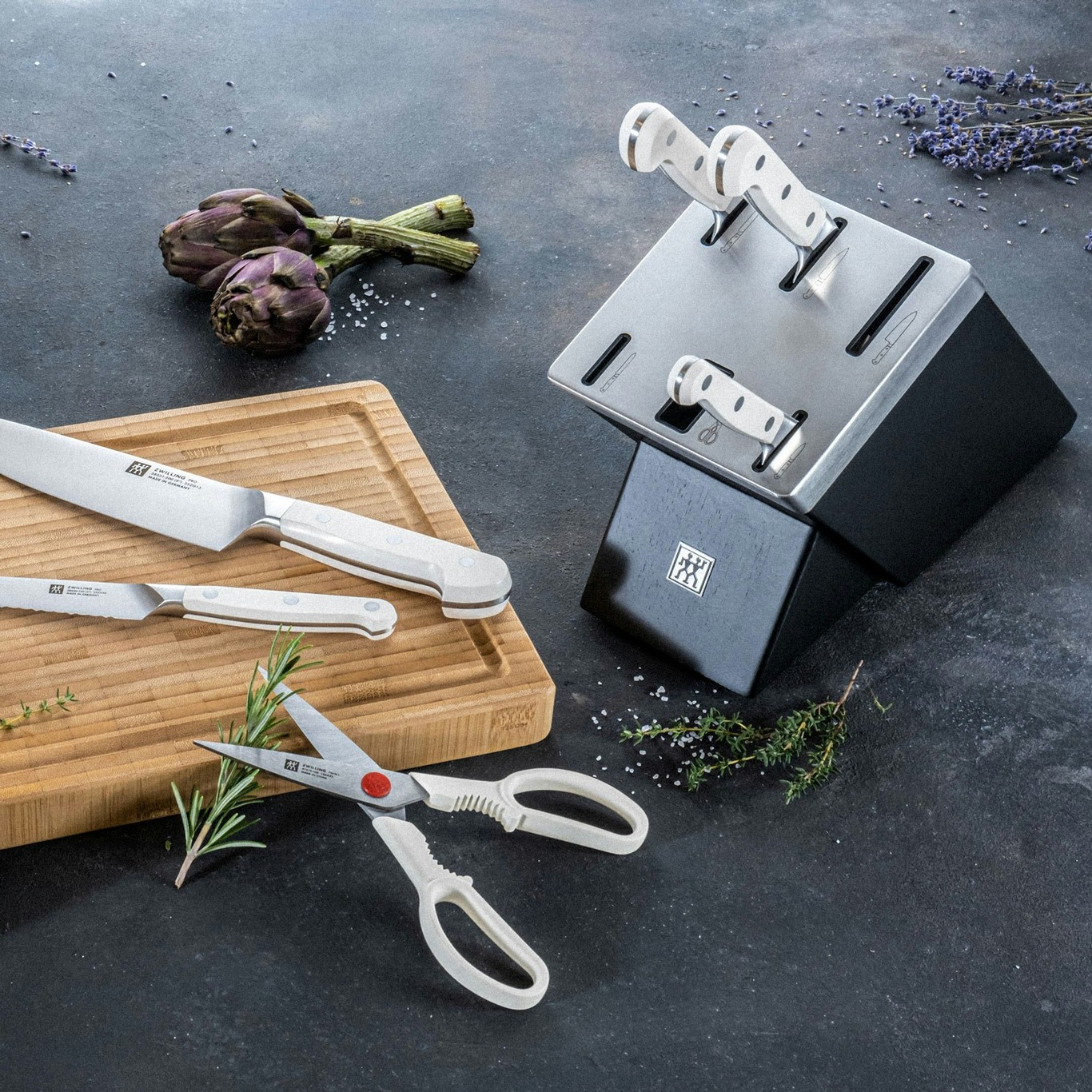 https://royaldesign.com/image/2/zwilling-pro-le-blanc-knife-block-with-knives-7-pieces-1?w=800&quality=80